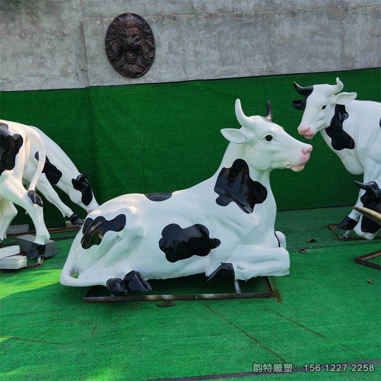 大型仿真奶牛雕塑，玻璃鋼仿真動物雕塑廠家